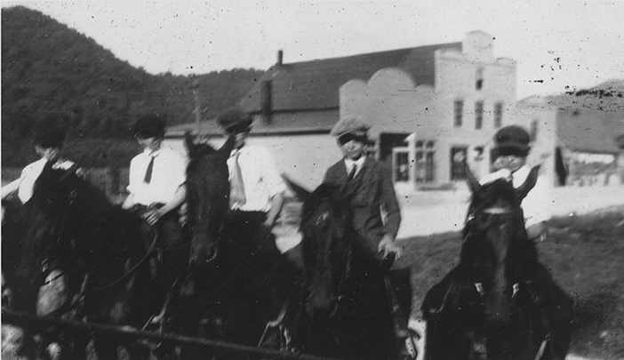 Horses in front of the Original Mast Store