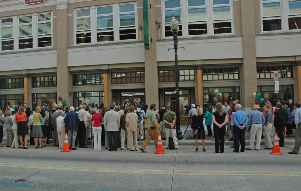 A crowd gathers outside Mast Store in Knoxville for the Ribbon Cutting, August 17, 2006