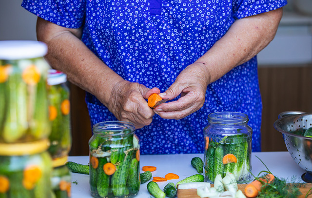 Preparing pickles for canning